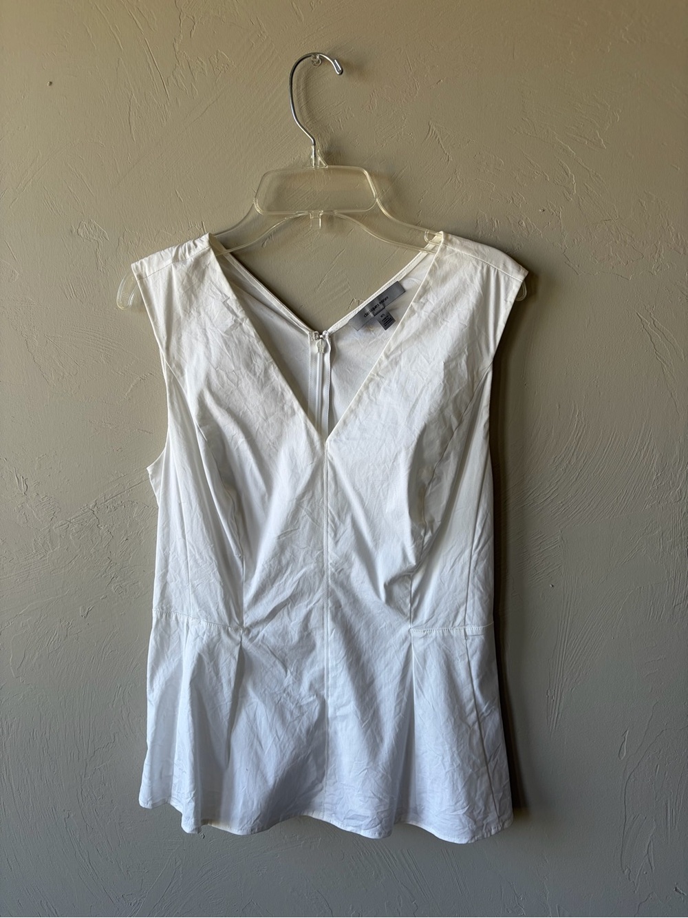 Classiques Entier White V-Neck Sleeveless Top